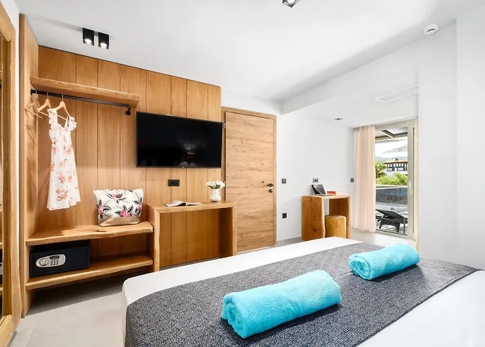 Emily's Luxury * Pefkochori